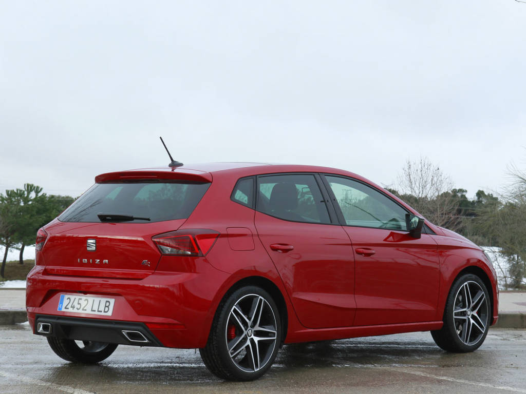Vista tres cuartos trasera del SEAT Ibiza