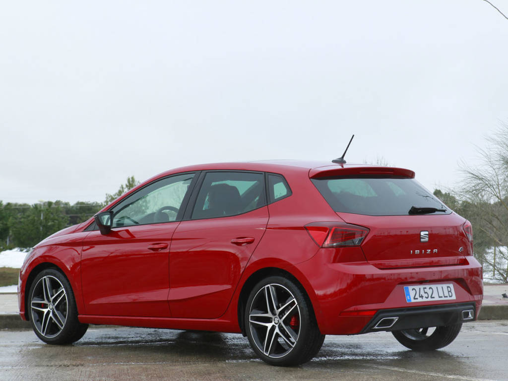 Vista tres cuartos trasera del SEAT Ibiza