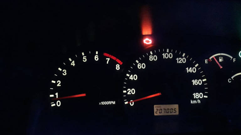 El testigo encendido considerado defecto grave por el que podrías suspender la ITV