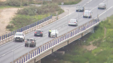 Ver para creer, trasladan medio coche sobre un carrito de la compra por mitad de la carretera