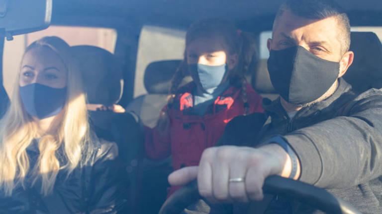 Las multas que te puedes llevar por el mal uso de la mascarilla en el coche