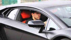 Kun Agüero conduciendo