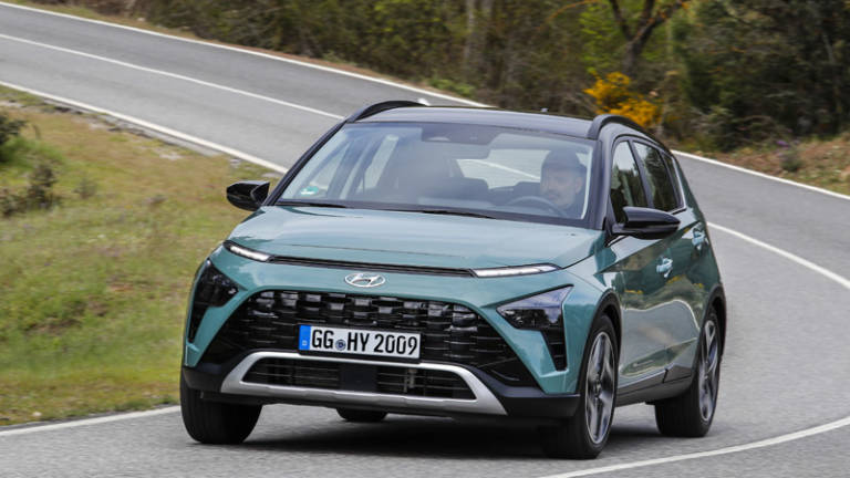 Hyundai Bayon en curva