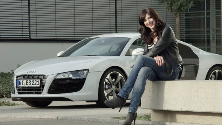 Mujer audi R8