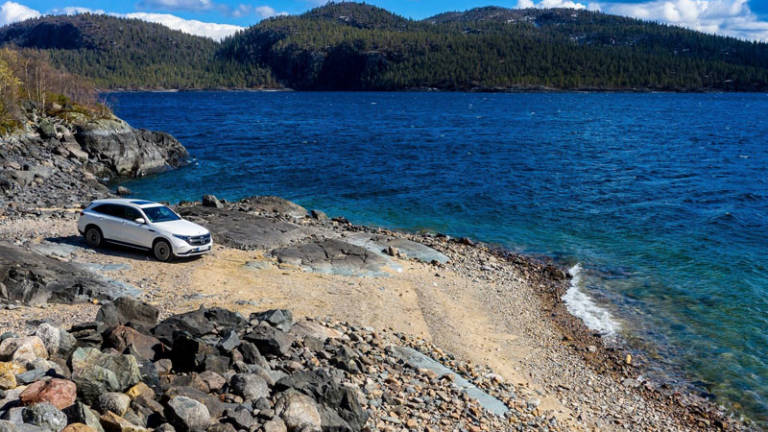 Mercedes-Benz EQC paisaje